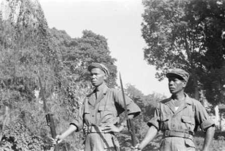 Twee KNIL-militairen als wachpost, Bestanddeelnr 18-4-5