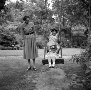 Twee meisjes van de familie Martineau, in de tuin van de Old Lodge in Terlow (Bu, Bestanddeelnr 254-2873