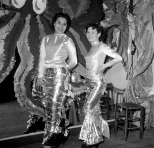 Twee verklede vrouwen op een feest in een van de modehuizen, Bestanddeelnr 254-0170