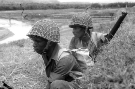 Twee KNIL-militairen in dekking bij de oeverrand van een kali, Bestanddeelnr 326