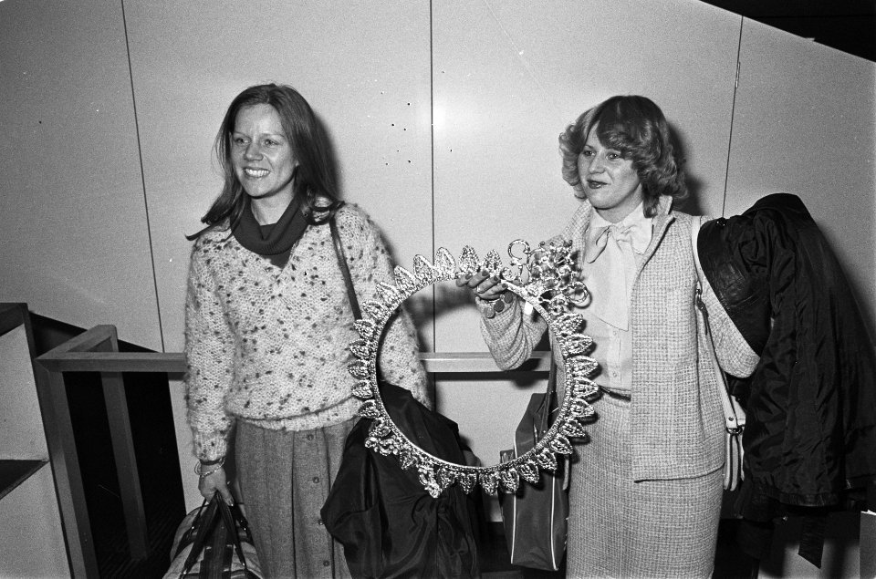 Twee vrouwen met souvenir, Bestanddeelnr 930-1292