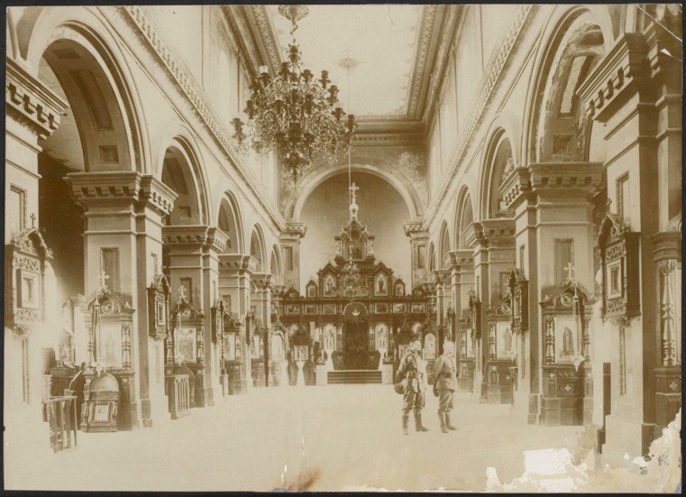 Twee militairen bekijken het interieur van een kerk., Bestanddeelnr 158-2296
