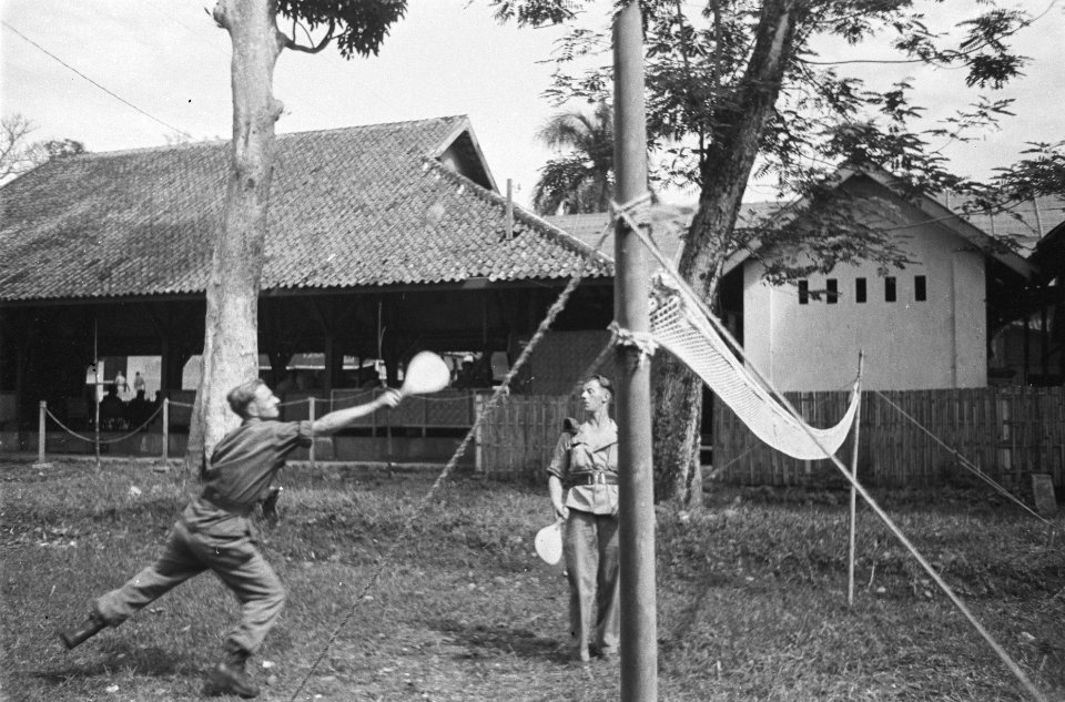 Twee militairen spelen een soort badminton met batjes, Bestanddeelnr 513-2-10
