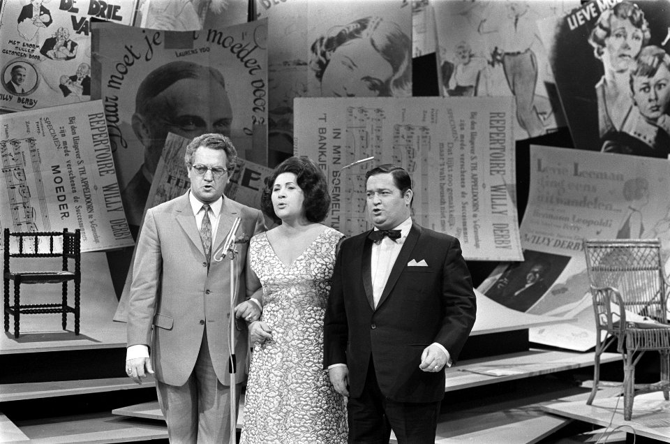 TV-programma van liedjes, die Willy Derby zong. Johnny Jordaan , Zangeres zonder, Bestanddeelnr 922-9233