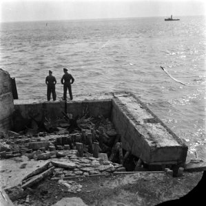 Twee militairen staan op een bouwwerk van gewapend beton, Bestanddeelnr 900-5295
