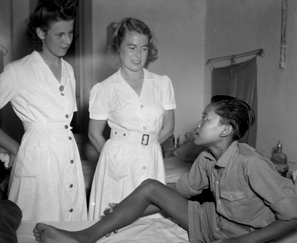 Twee verpleegsters van het Rode Kruis bij het ziekenhuisbed van een Indonesische, Bestanddeelnr 10589