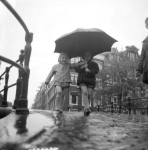 Twee kleuters onder moeders paraplu op de Amsterdamse grachten, Bestanddeelnr 911-7400