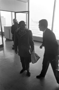 Twee Surinaamse onderwijzers op Schiphol F. Derby, Bestanddeelnr 922-1237
