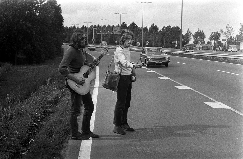 Twee jongens staan te liften, een met gitaar, Bestanddeelnr 923-6366