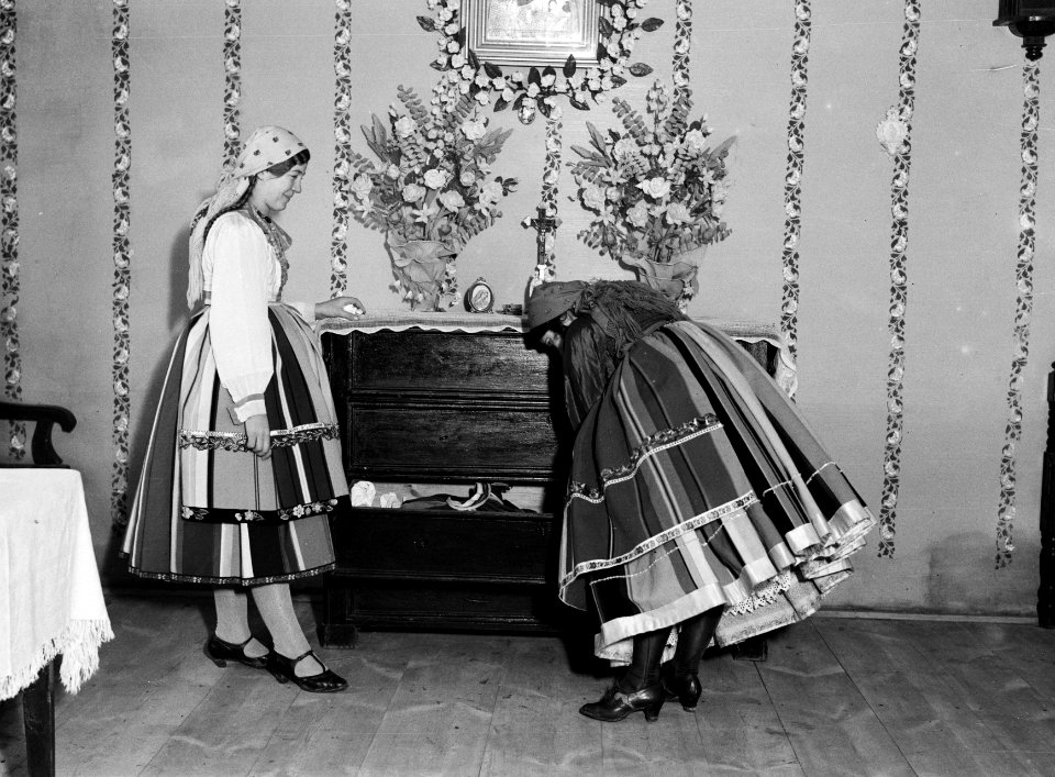 Twee vrouwen in Lowicz bij een opengeschoven ladenkast, Bestanddeelnr 252-1296