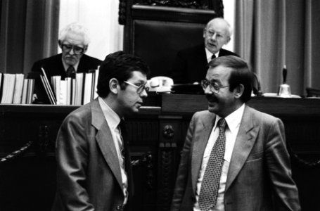 Tweede Kamer , debat URENCO CDA-woordvoerder Van Houwelingen (l) in gesprek met, Bestanddeelnr 929-7957