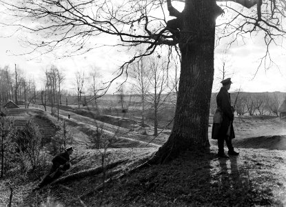 Twee soldaten patrouilleren in de bossen bij de grens Polen-Litouwen, Bestanddeelnr 190-1175