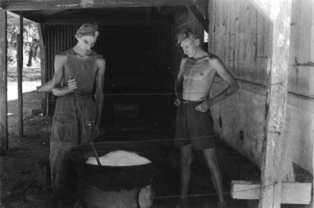 Twee militairen koken iets (eten of wasgoed), Bestanddeelnr 429-6-1