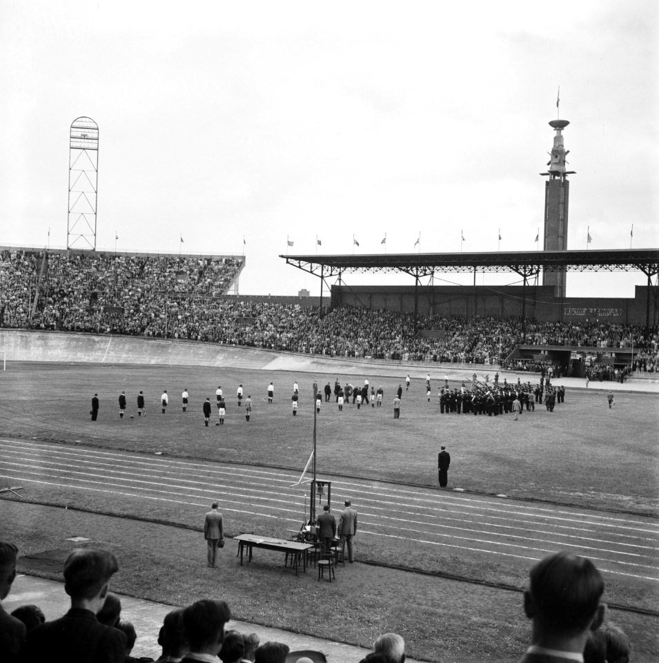 Twee voetbalteams staan aangetreden op het veld van het Olympisch Stadion, Bestanddeelnr 900-4593