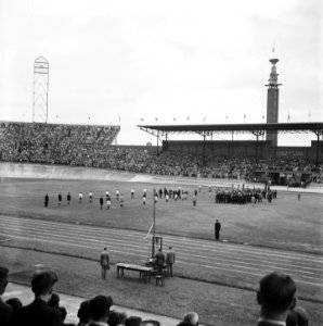 Twee voetbalteams staan aangetreden op het veld van het Olympisch Stadion, Bestanddeelnr 900-4593