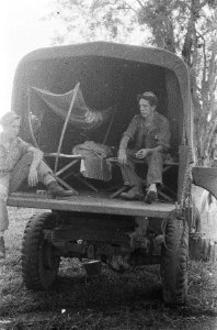 Twee militairen in een vrachtwagen met veldbedden, Bestanddeelnr 414-2-6