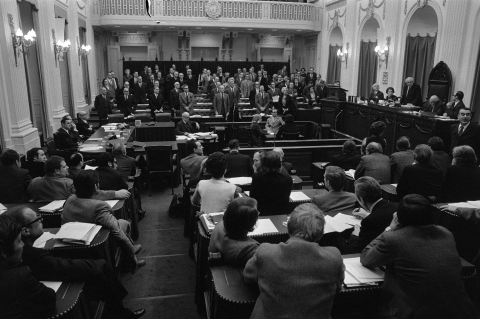 Tweede Kamer , monetaire situatie, overzicht stemming over begroting onderwijs, Bestanddeelnr 925-2560