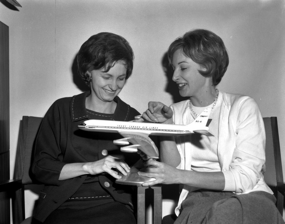 Twee stewardessen van de Transatlantic Canadian Airways Opdracht Telegraaf, Bestanddeelnr 913-5149