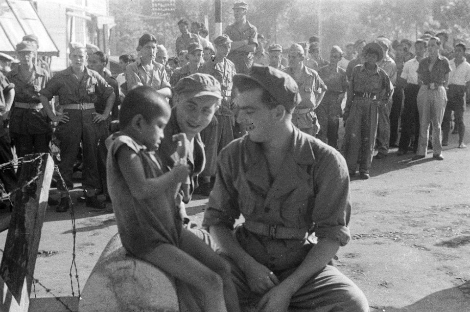 Twee militairen en een Indonesisch jongetje, Bestanddeelnr 135-3-4