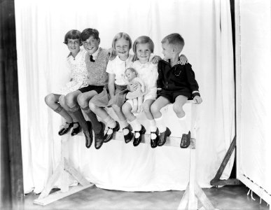 Twee jongens en drie meisjes op een hoge bank (Links Willy, daarnaast Jules van , Bestanddeelnr 252-0847