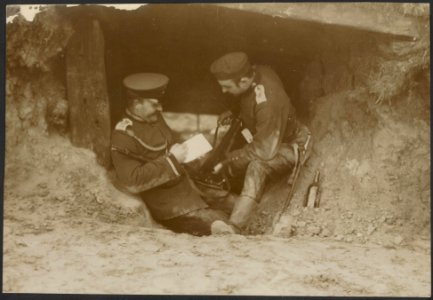Twee militairen overleggen in een schuilplaats, Bestanddeelnr 158-2237