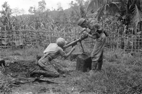 Twee militairen bezig met een zg PIAT, een Brits anti-tank wapen, Bestanddeelnr 455-4-3