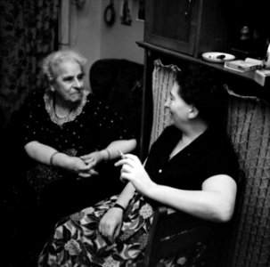Twee vrouwen, waarschijnlijk de moeder van Van de Poll en zijn vrouw Hilde Esche, Bestanddeelnr 191-1110