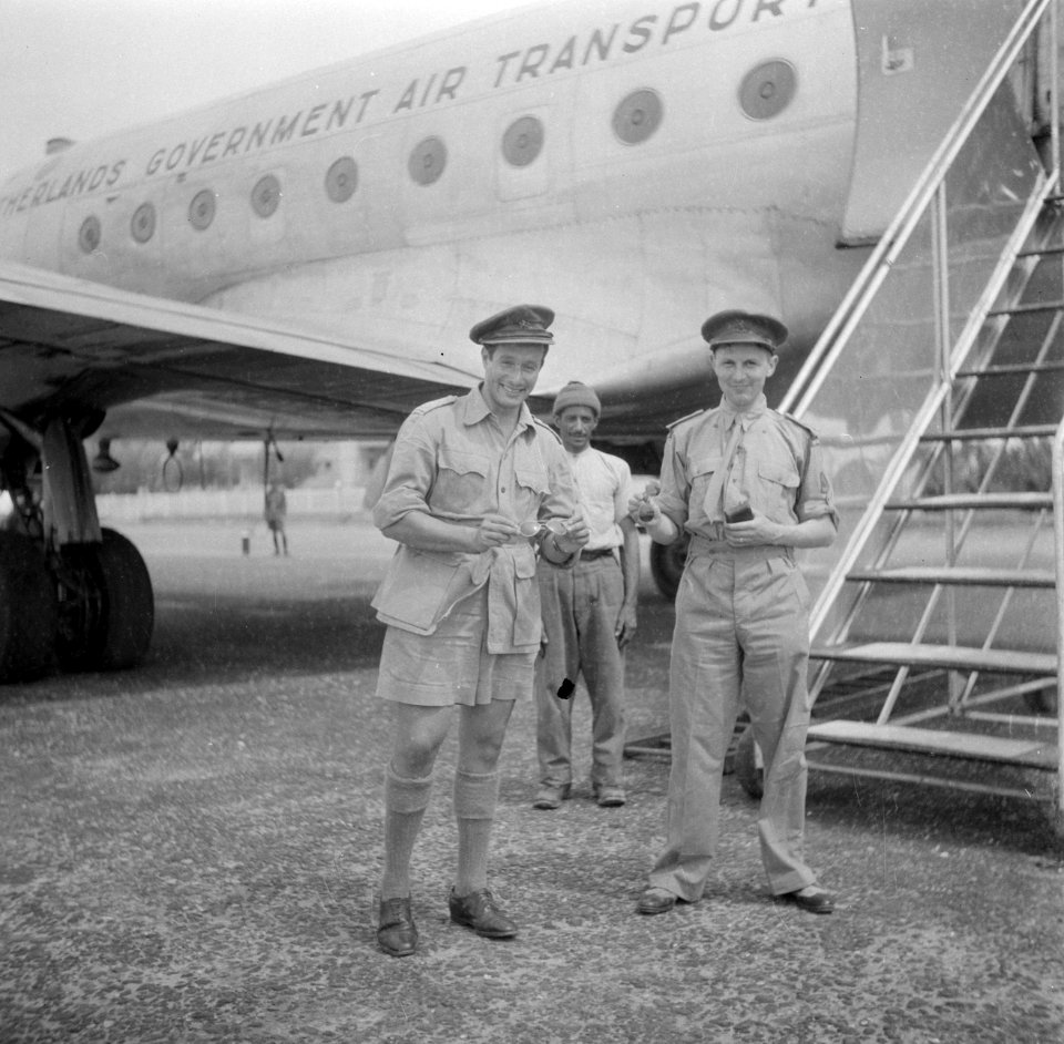 Twee militairen op een vliegveld in Malakka of Indonesië, Bestanddeelnr 254-5470