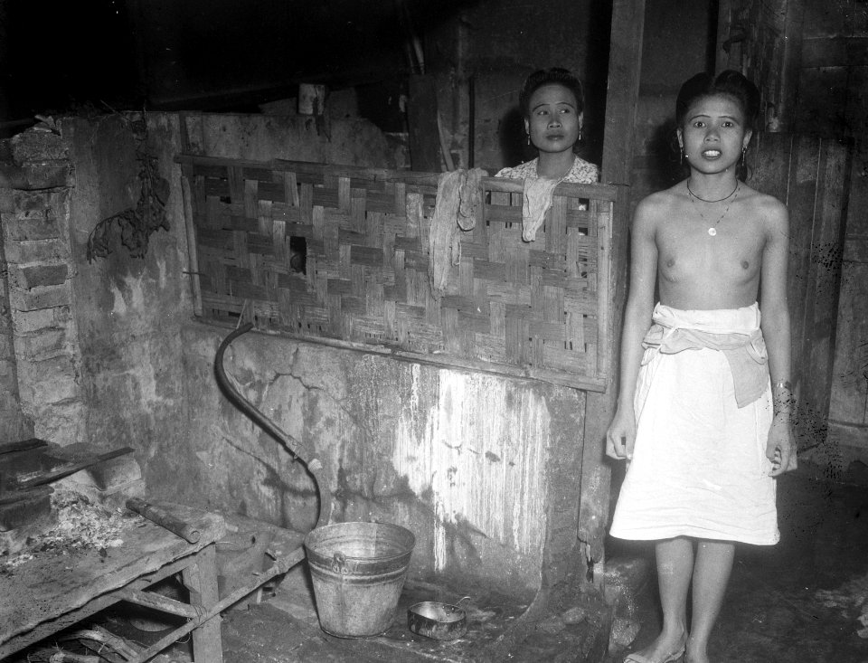 Twee vrouwen (prostituées) staan in een krotachtige ruimte. De vrouw links heef, Bestanddeelnr 13850