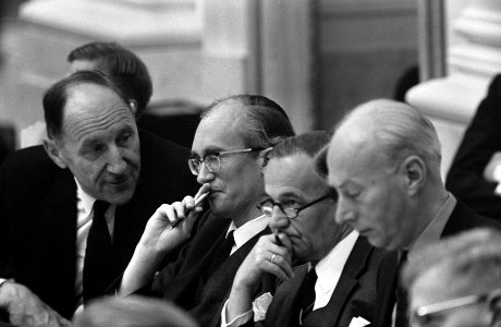 Tweede Kamer Algemene Beschouwingen. Overleg aan de regeringstafel tussen minist, Bestanddeelnr 922-8695