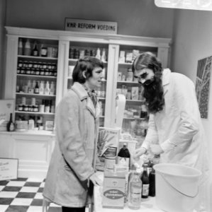 TV-programma van VARA Hadimassa. Kees van Kooten (links) en Wim de Bie in scen, Bestanddeelnr 923-2139