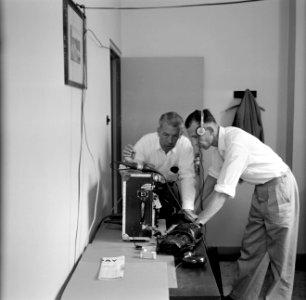 Twee mannen bij radiozendapparatuur, Bestanddeelnr 252-3502