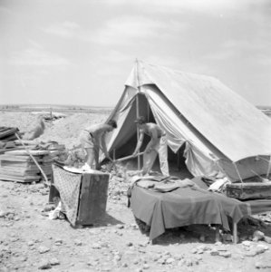 Twee mannen aan het werk voor een tent in de kibboets, Bestanddeelnr 255-0796