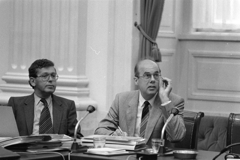 Tweede Kamer , defensienota staatssecretaris Van Houwelingen , ministers De Rui, Bestanddeelnr 933-0052