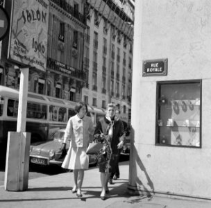 Twee vrouwelijke kerkgangers op palmzondag, op de hoek van de Rue Royale, met ge, Bestanddeelnr 254-0531 photo