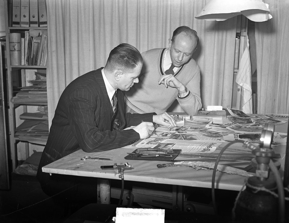 Twee mannen bezig met de opmaak van een tijdschrift, Bestanddeelnr 904-3112