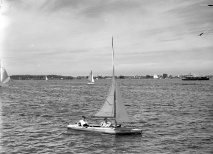 Twee vrouwen, waarvan één met een baret, varend in een zeilboot, Bestanddeelnr 191-0157