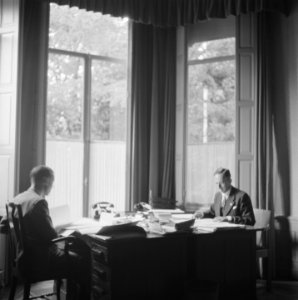 Twee mannen achter bureaus, Bestanddeelnr 900-7415