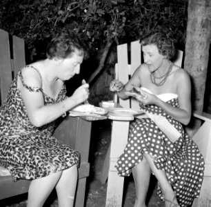 Twee vrouwen aan de maaltijd Rechts Rietje Roelofs, Bestanddeelnr 252-3096