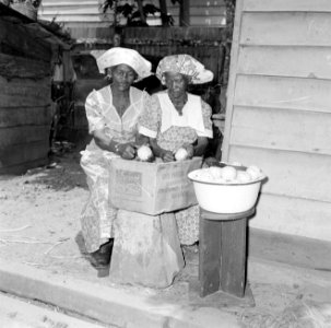 Twee vrouwen die sinaasappels schillen, Bestanddeelnr 252-2295