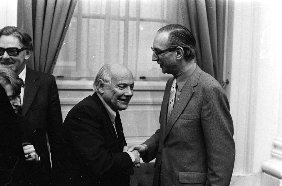 Tweede Kamer , Grondwetswijziging Den Uyl schudt de hand van Van de Sande (KVP), Bestanddeelnr 927-7199