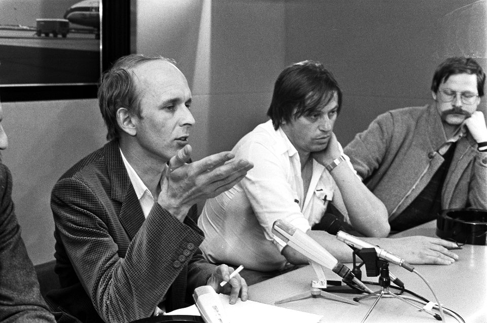 Twee journalisten terug uit El Salvador op Schiphol. Hans van Gerven (IKON) en R, Bestanddeelnr 932-0548