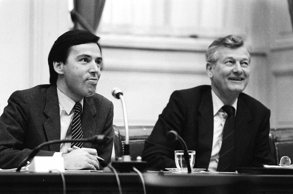 Tweede Kamer , omroep-CAO minister Brinkman (l) en rechts minister De Koning, Bestanddeelnr 933-3059