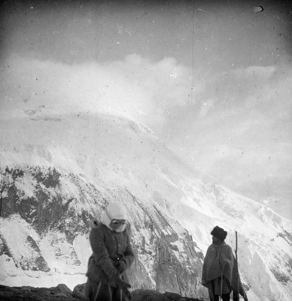 Twee mannen aan de voet van een hoge berg, Bestanddeelnr 18 2