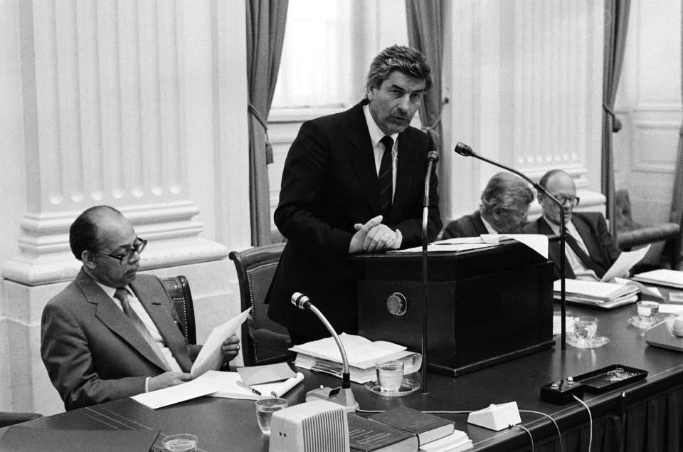 Tweede Kamer , onafhankelijkheid van Aruba v.l.n.r. Hernandez (gevolm. min. Ned, Bestanddeelnr 933-3441
