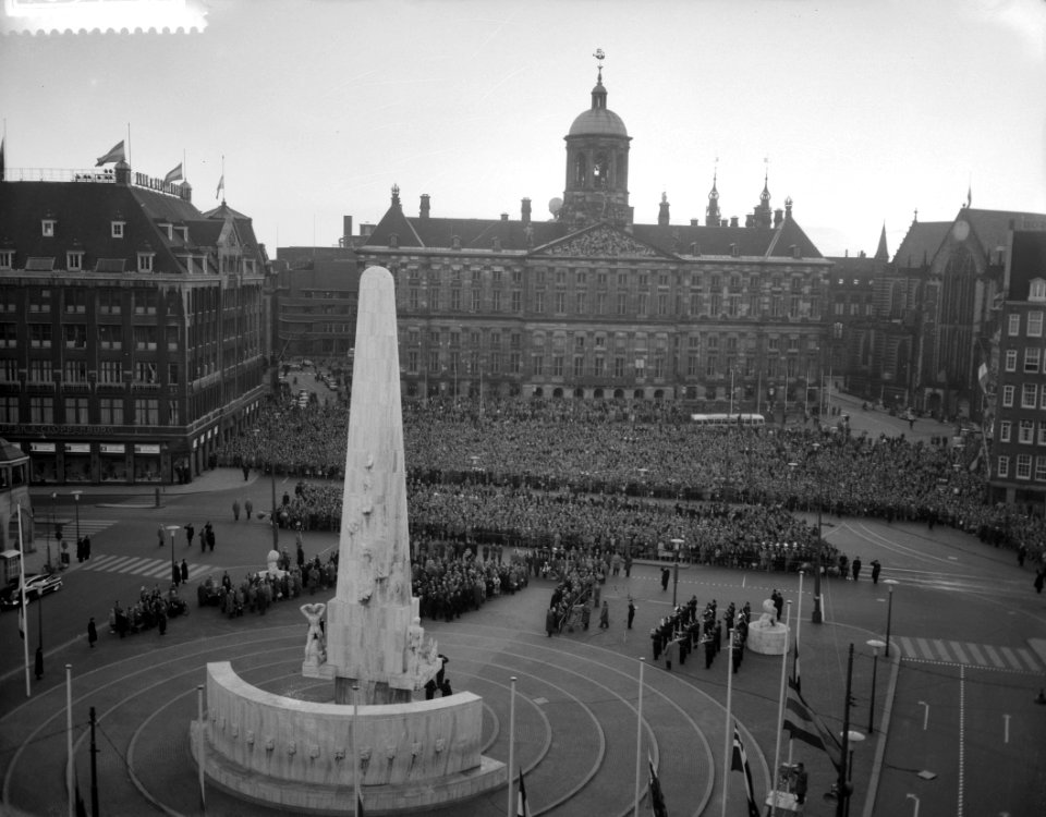 Twee minuten stilte op de Dam tijdens de herdenking der gevallenen der tweede we, Bestanddeelnr 910-3465