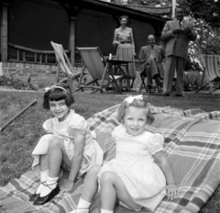 Twee meisjes van de familie Martineau, in de tuin van de Old Lodge in Terlow (Bu, Bestanddeelnr 254-2868