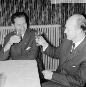 Twee winnaars Hoogovenschaaktoernooi, de twee Russen Kere en Nej, links P Keres, Bestanddeelnr 915-9902