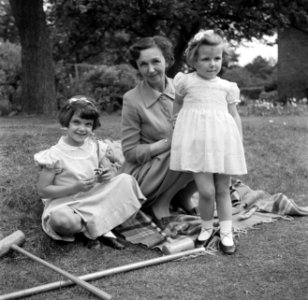 Twee meisjes van de familie Martineau, in de tuin van de Old Lodge in Terlow (Bu, Bestanddeelnr 254-2869