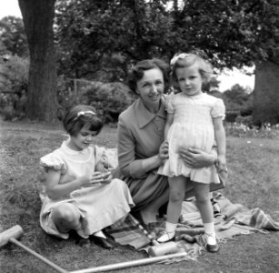 Twee meisjes van de familie Martineau, in de tuin van de Old Lodge in Terlow (Bu, Bestanddeelnr 254-2871